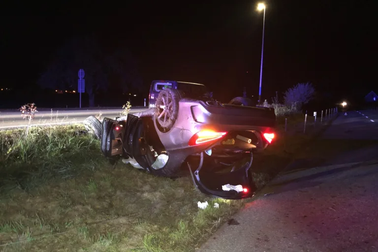 Näfels GL - Spektakulärer Selbstunfall endet für alle vier Insassen glimpflich