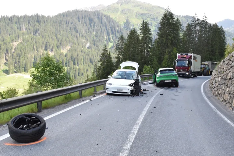 Zwei Personen nach Verkehrsunfall in Klosters GR verletzt