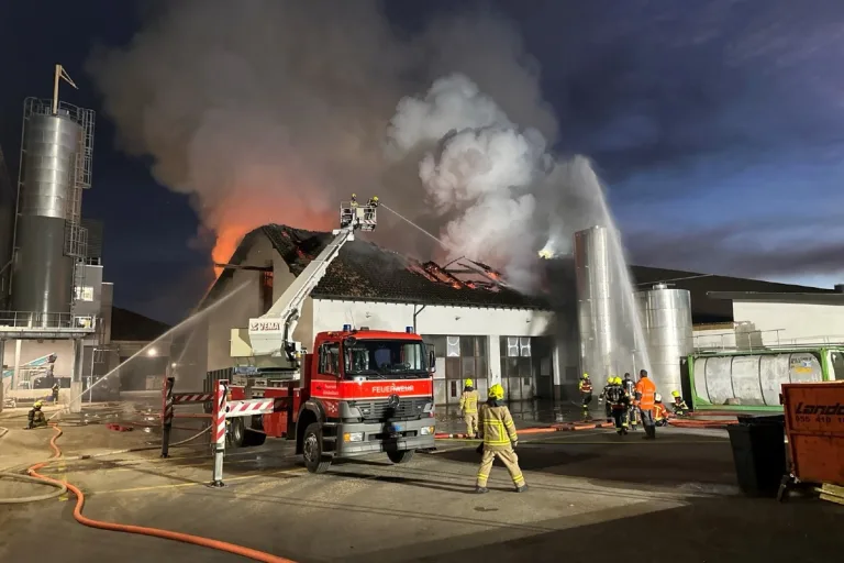 Galgenen SZ - Vollbrand zerstört Gebäude