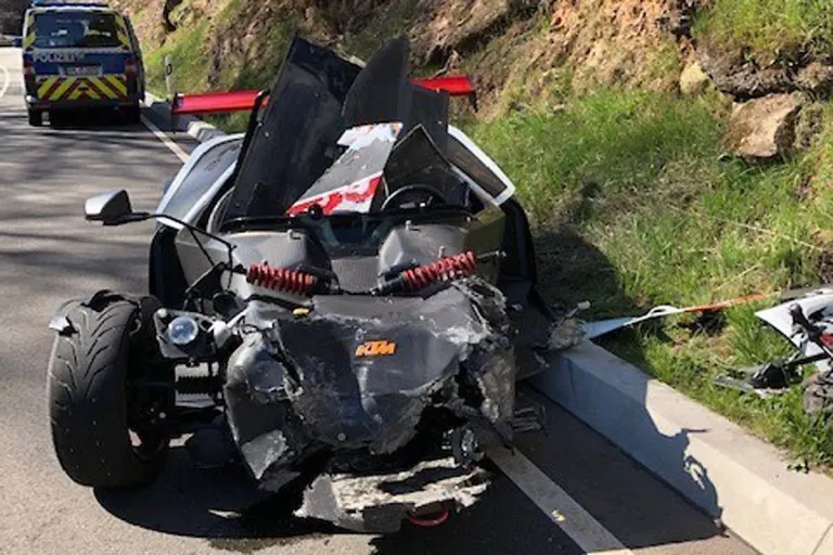 Wellbachtal - 24-jähriger Raser schrottet teures Sportcar