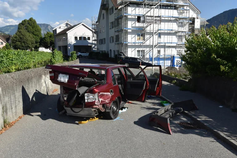 Maienfeld GR - Autofahrer kollidiert mehrmals mit Mauern