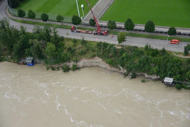 Stadt Basel – Hangabbruch wegen Hochwassers – Sicherungsarbeiten laufen