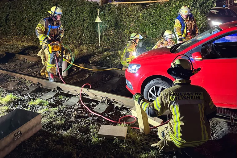 Weinheim BW – Auto steckt nach Verwechslung auf Bahngleis fest