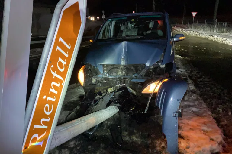 Neuhausen am Rheinfall SH – Betrunken Signaltafel mit Auto umgefahren