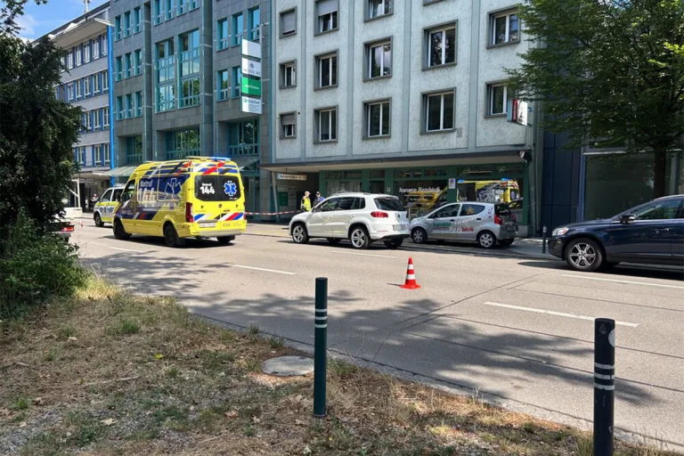 Stadt Aarau AG – Fussgängerin nach Kollision mit Auto in kritischem Zustand