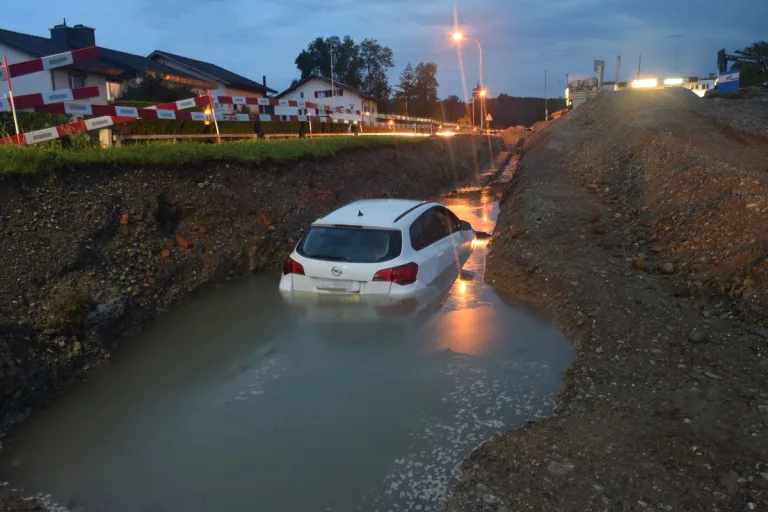 Totalschaden in Buchrain LU - Betrunkener Autofahrer fährt in Wassergraben