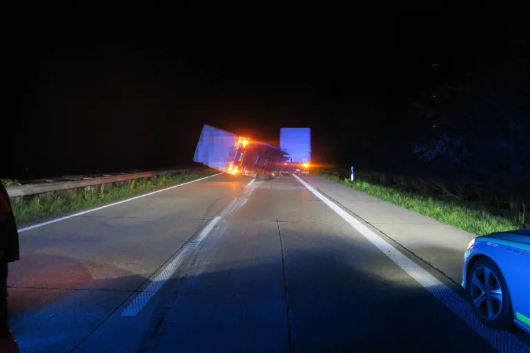 Lastzug kippt auf der A29 bei Wardenburg um