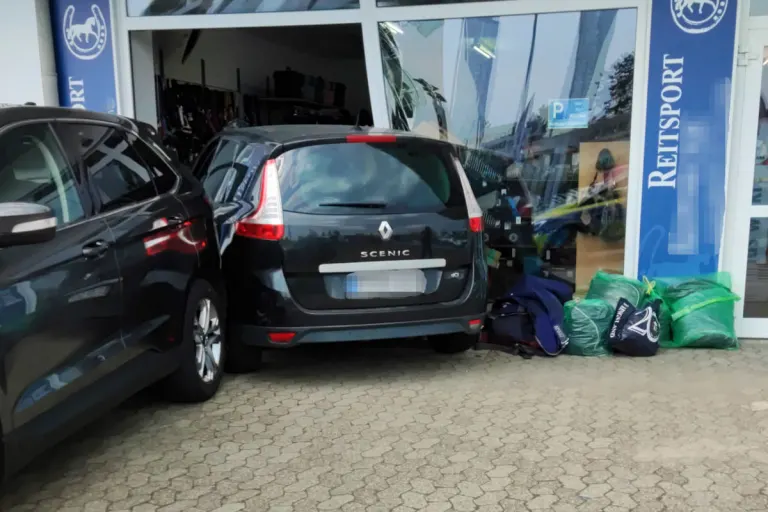 Hilden – Fahrzeug prallt in Schaufenster
