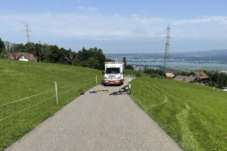Galgenen SZ - 73-jähriger E-Biker nach Unfall erheblich verletzt 