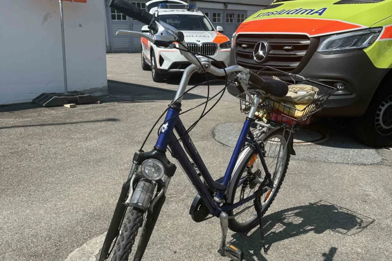 Urnäsch AR – Radfahrerin stürzt an Bahnübergang