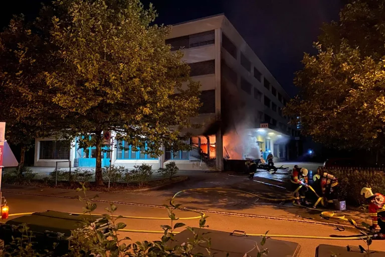 Risch Rotkreuz ZG - Muldenbrand endet mit Schaden am Gebäude