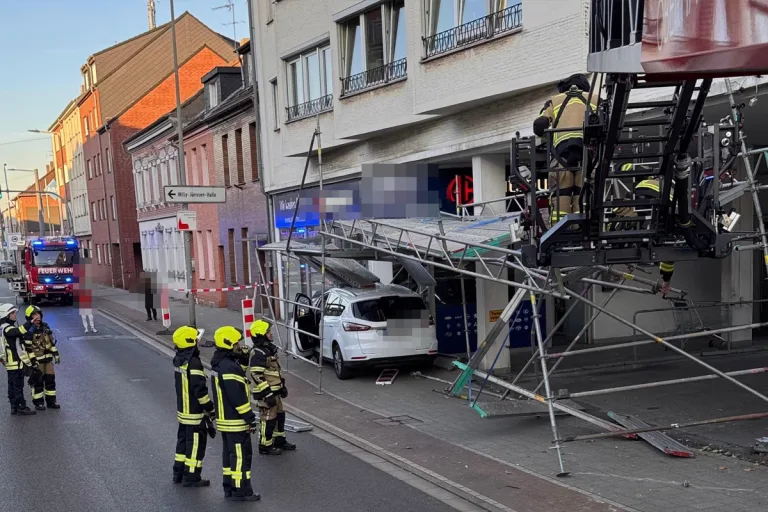 Oberhausen NW – Fahrerin kracht in Baugerüst und Schaufenster