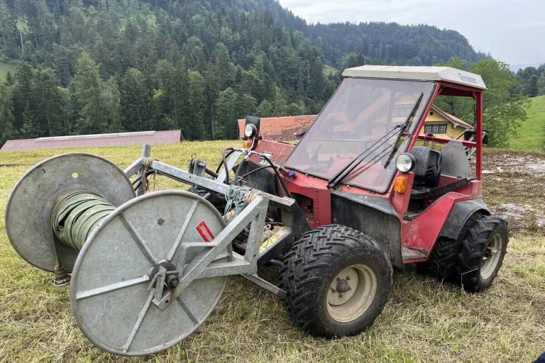 Krinau SG - Unter das Rad eines Motorkarrens geraten