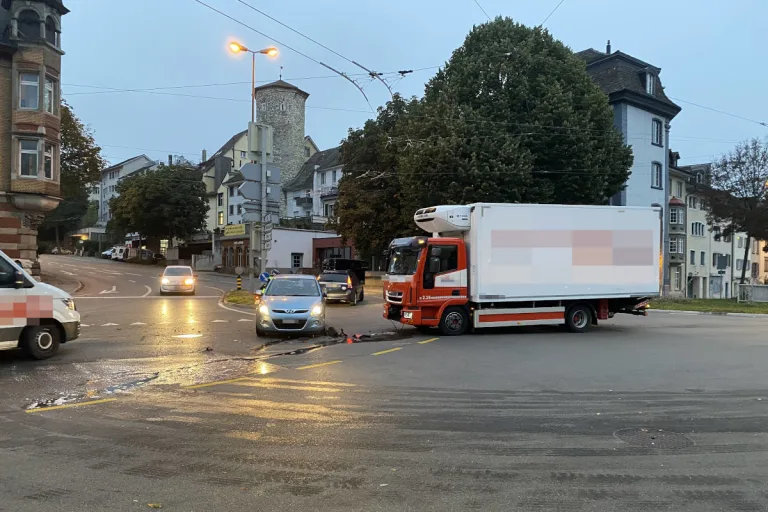 Stadt Schaffhausen – Kollision zwischen Lastwagen und Auto aufgrund Rotlichtmissachtung