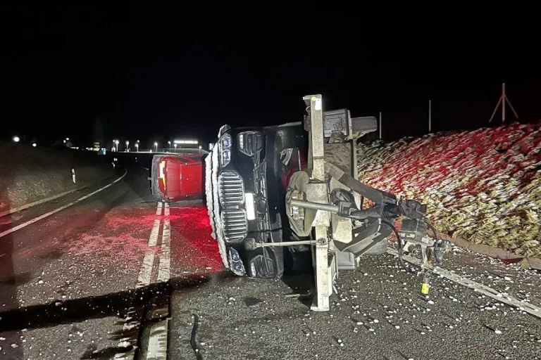 Bulle FR – Geländewagen mit Anhänger auf die Seite gekippt