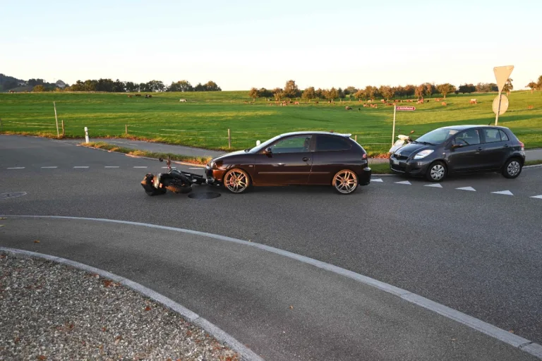 Zuckenriet SG - Unfall zwischen Auto und Motorrad - 17-Jähriger verletzt