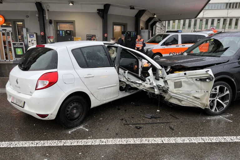 St.Gallen - Fahrschülerin kracht in ein Auto - Hoher Sachschaden 