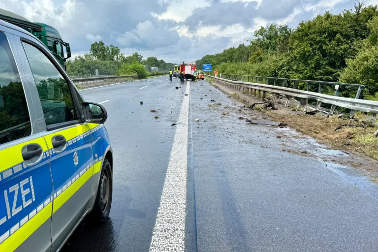 A3 Hünxe NW – Pkw prallt auf Autobahn gegen Leitplanke