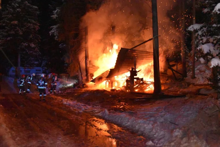 Chapella GR - Holzlagerplatz in Brand geraten
