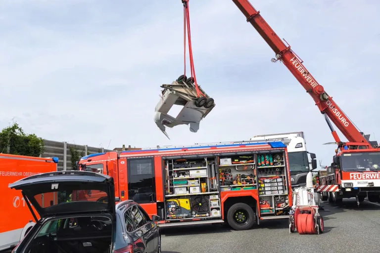 A3 Oberhausen NW – Pferd stirbt nach Unfall von Lkw und Pkw-Gespann