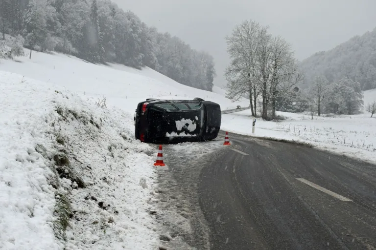 Udligenswil LU - Audi kippt nach Selbstunfall auf die Seite