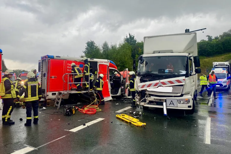  B480 Olsberg NW – Vier Verletzte nach schwerem Unfall von Rettungswagen und Lkw