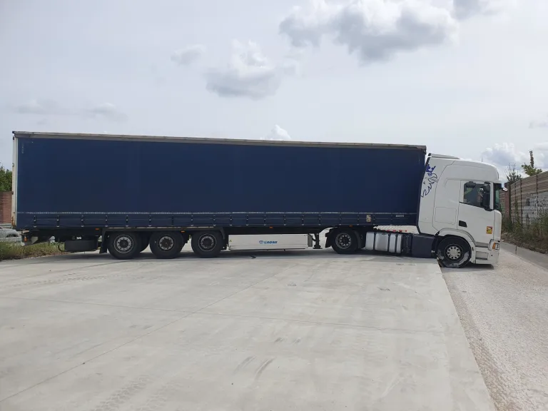 Hildesheim – Sattelzug bleibt in Baustelle auf A7 stecken