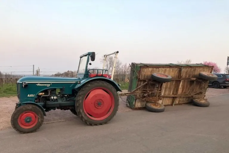 Edenkoben – Traktor mit Anhänger umgekippt, 4 Personen teils schwerverletzt