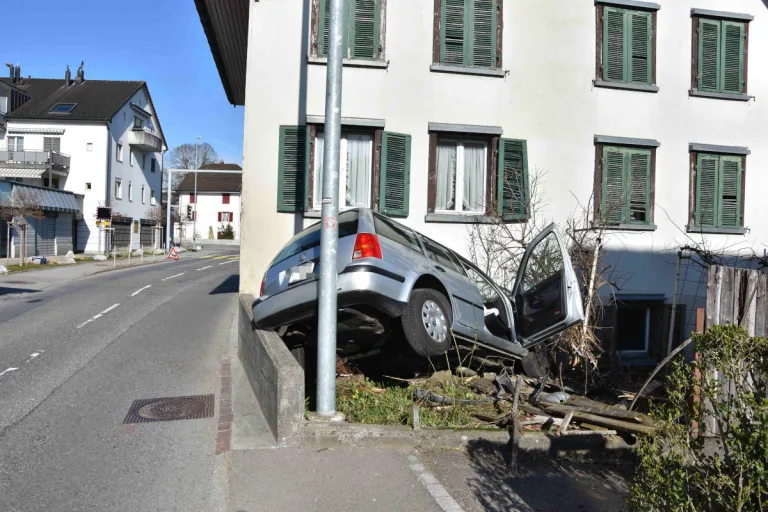 Wagen SG – Mit Auto gegen Hauswand geprallt
