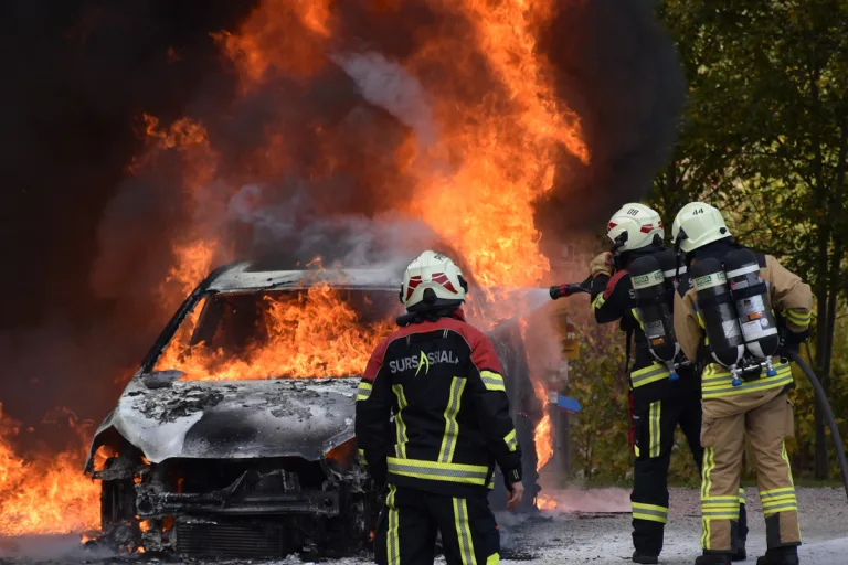 Cumpadials GR - Feuer zerstört ein Auto 