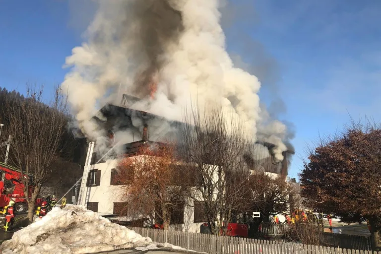Drama in Ilanz GR – Wohnhaus bei Brand vollständig zerstört