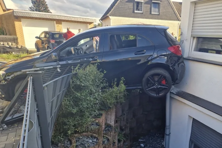 Moers NW - Gegen eine Hauswand geprallt