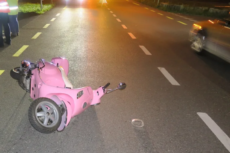 Unfall in Niederurnen GL - Autofahrer übersieht Rollerfahrerin