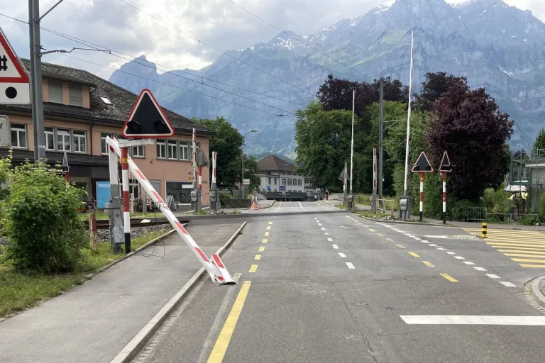 Ennenda GL - LKW beschädigt Bahnschranken