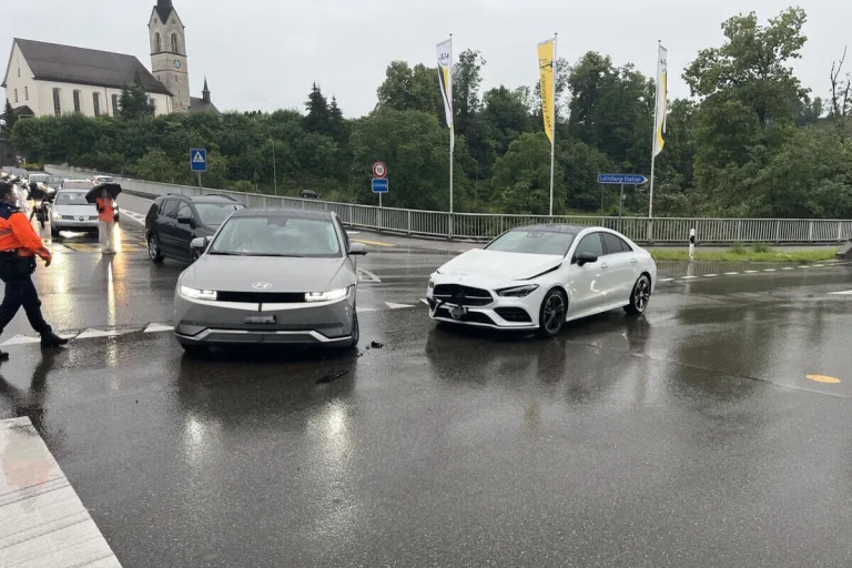 Lütisburg SG - Kollision zwischen zwei Autos