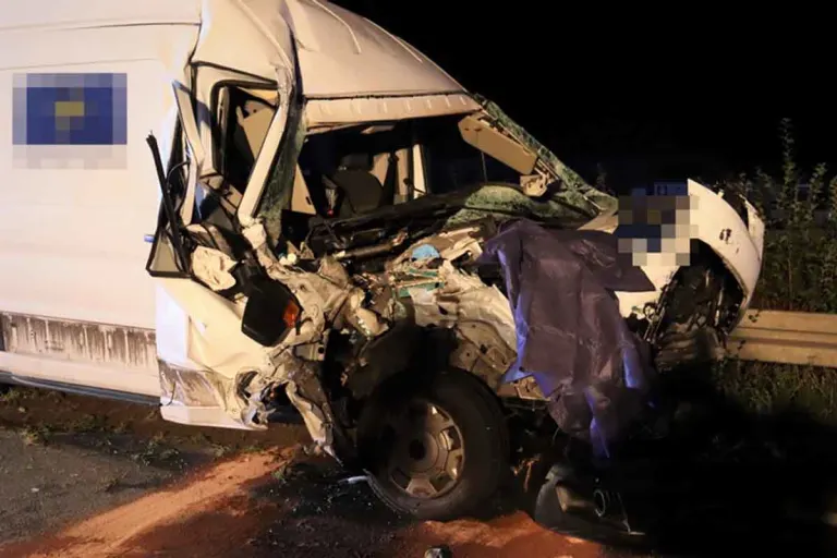 A2 Bielefeld – Vollsperrung nach Kollision zwischen Auto und Lkw