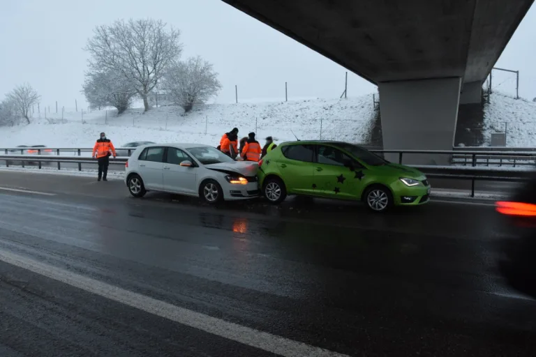 Niederwil SG - Drei Autos bei Auffahrkollision auf der A1 involviert - fünf weitere Unfälle