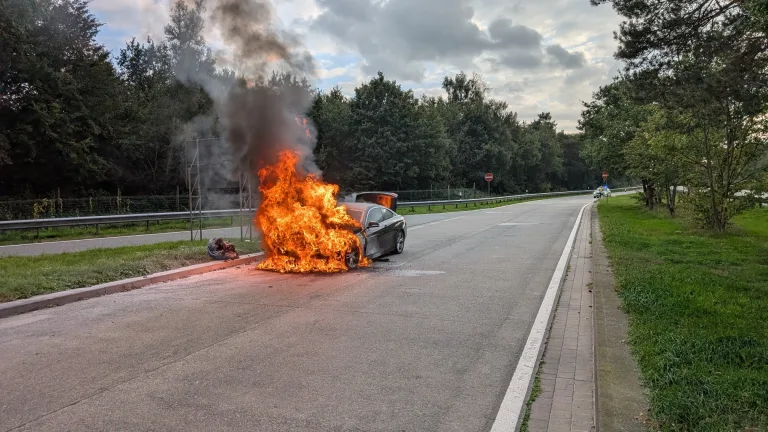 Geestland – BMW brennt auf Parkplatz an der A27