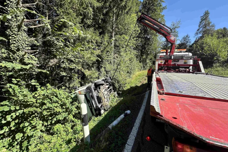 Wolfhalden AR - Lieferwagen landet auf Dach