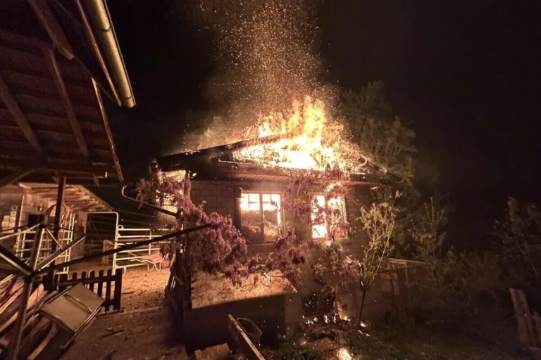 Uerkheim AG - Holzschopf in Vollbrand