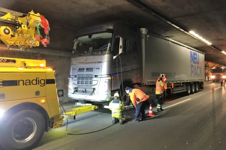 Obstalden GL - Rauchentwicklung in Kerenzerbergtunnel