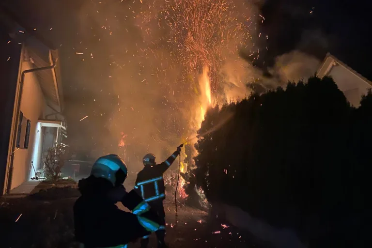 Unterentfelden AG – Heckenbrand verläuft glimpflich 
