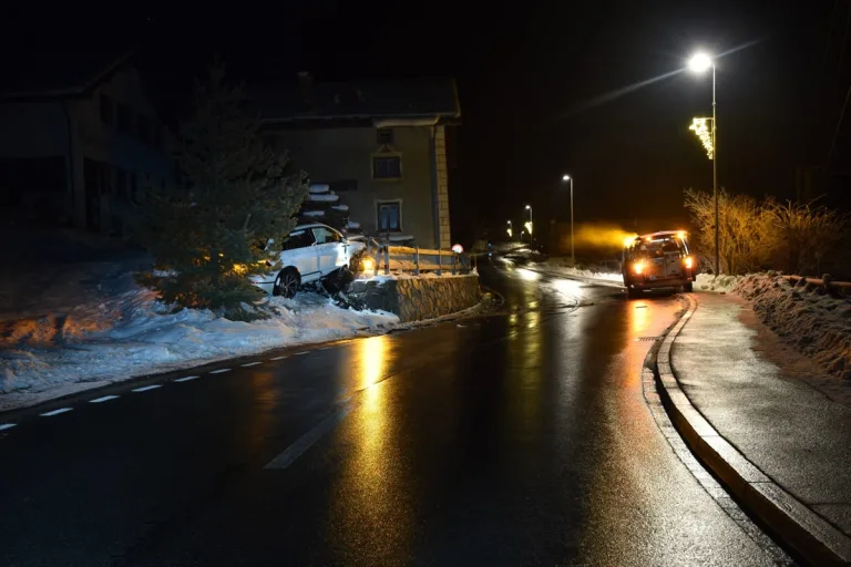 Surava GR – Herrschaft über Fahrzeug verloren und mit Mauer kollidiert
