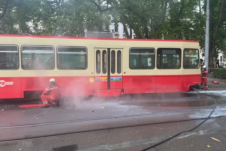 Zürich - Bahnwagen in Brand geraten