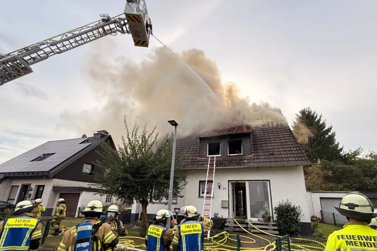 Menden NW – Dachstuhlbrand eines Einfamilienhauses