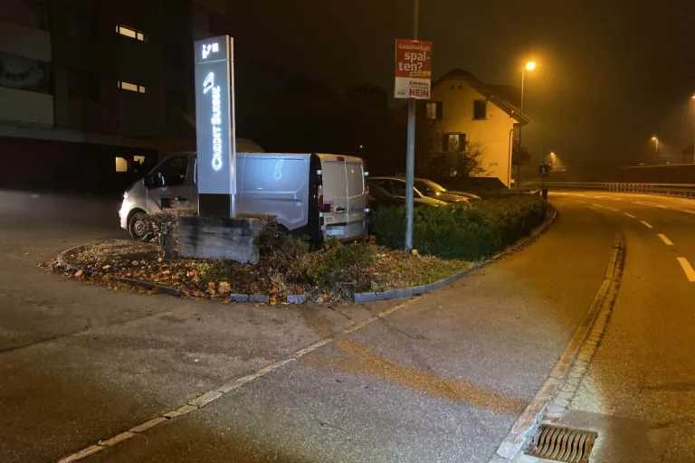 Rothrist AG - Unfallverursacher greift Polizei an