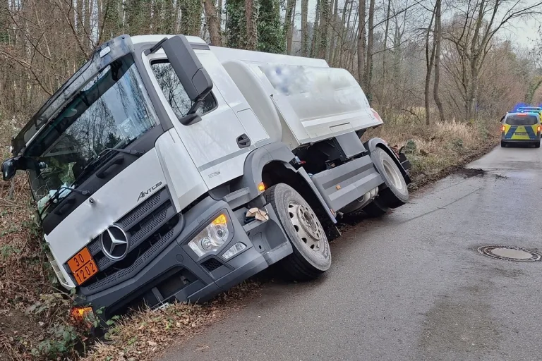 Konstanz – Tanklastzug kippt bei Unfall in ein Bachbett