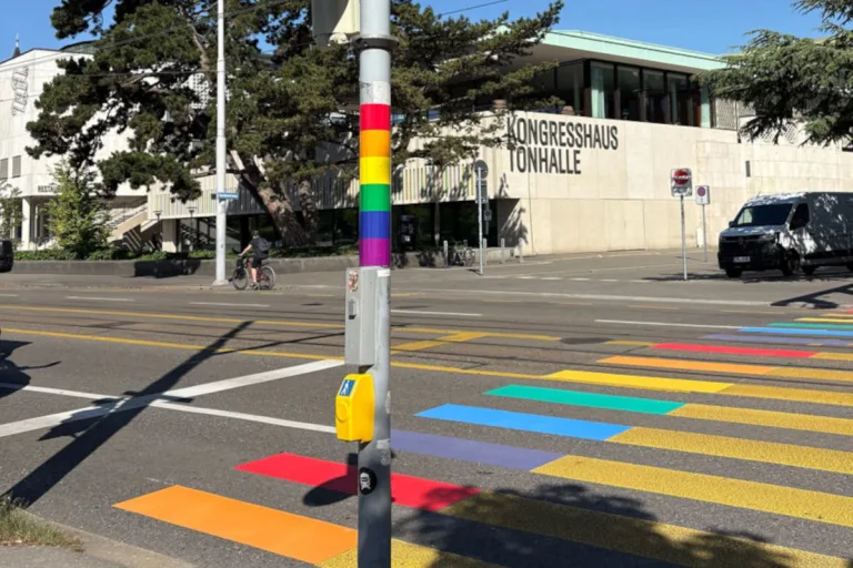 Zürich – Stadthaus leuchtet zur Pride in Regenbogenfarben