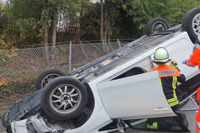 Königswinter – Feuerwehr befreit Schwangere nach Verkehrsunfall