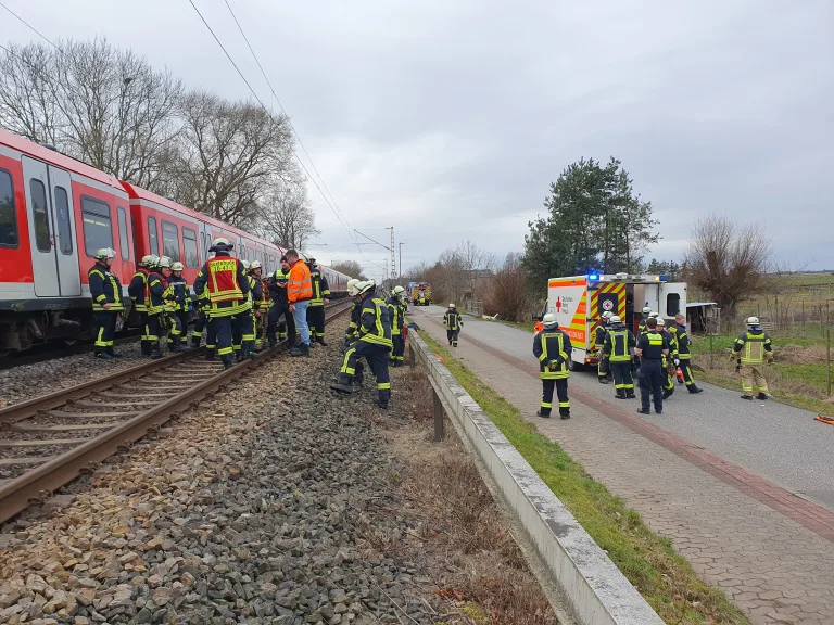 Schwerer Unfall in Buxtehude: 12-Jährige von S-Bahn erfasst